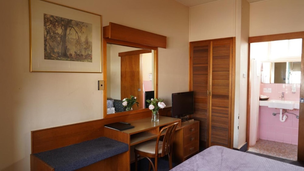 Country Motor Inn 24/36
