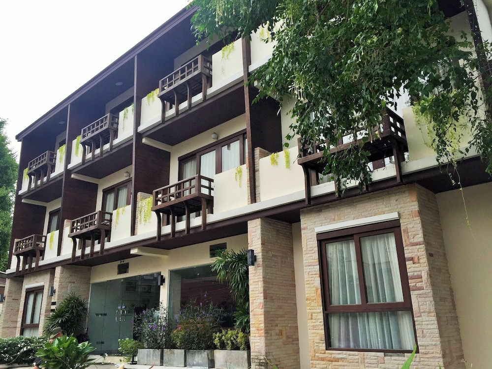 Montien House 2/50
