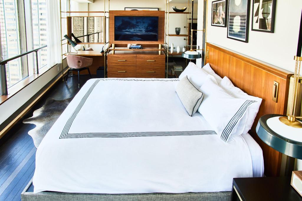 Skyline, Suite, King Bed, Bathtub, Accessible