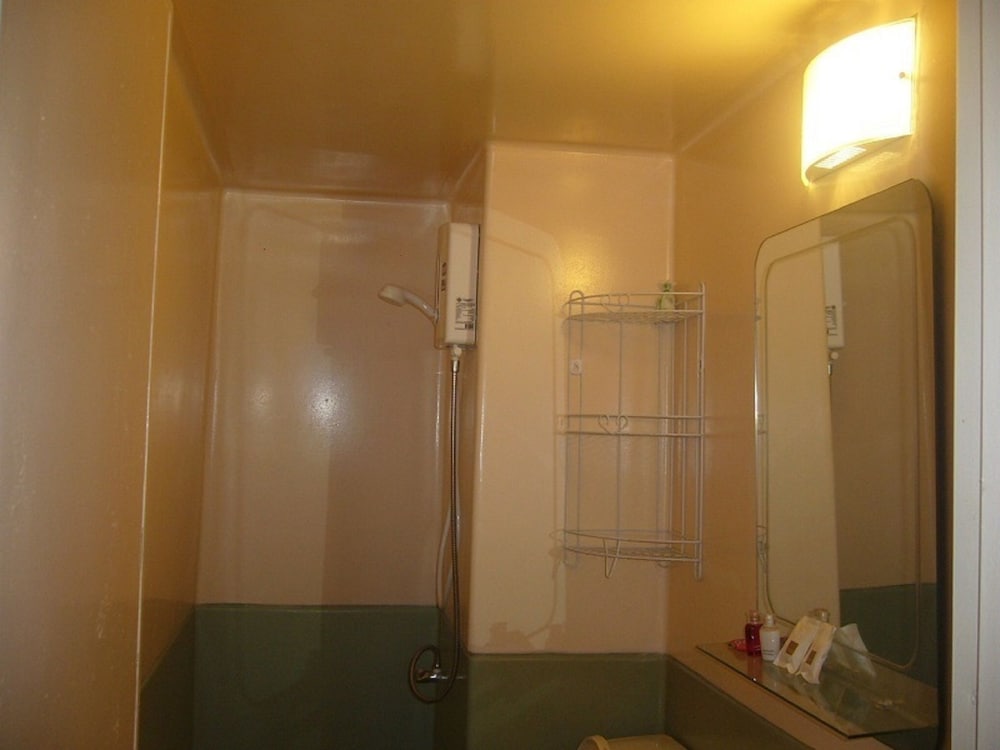 STANDARD, TRIPLE, PRIVATE BATHROOM