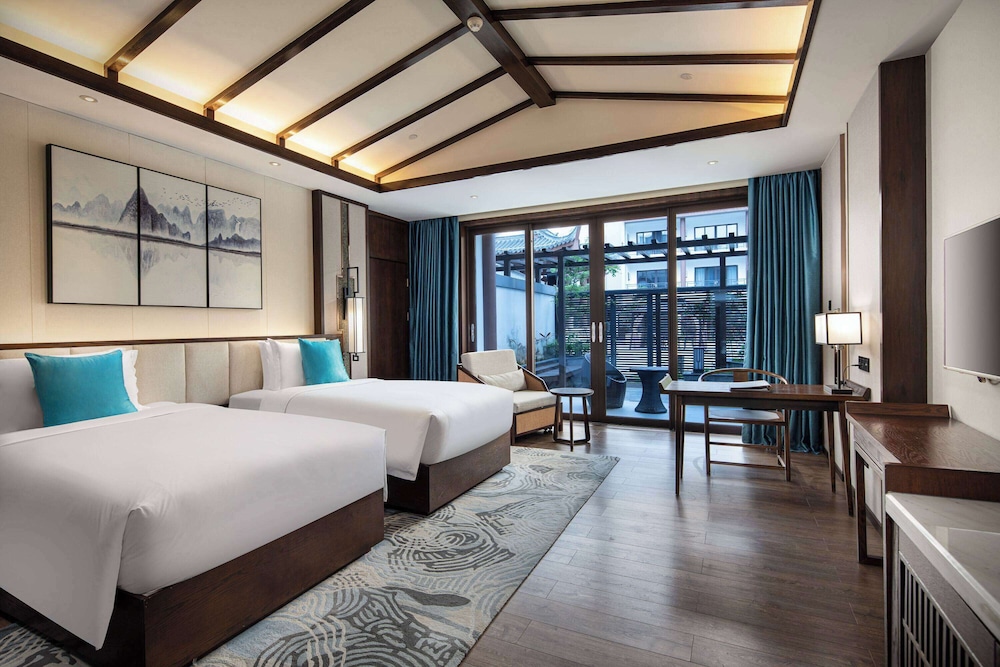 DELUXE, FAMILY, SUITE, MULTIPLE BEDS, SMOKING