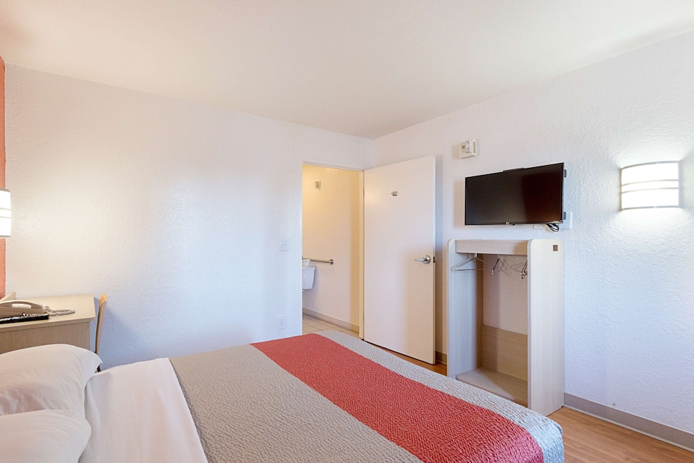 DELUXE, DOUBLE BED, ACCESSIBLE