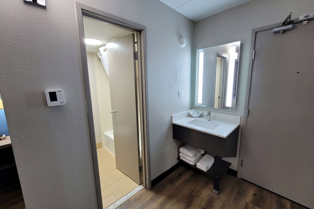 Wingate by Wyndham Wichita Airport 12/49