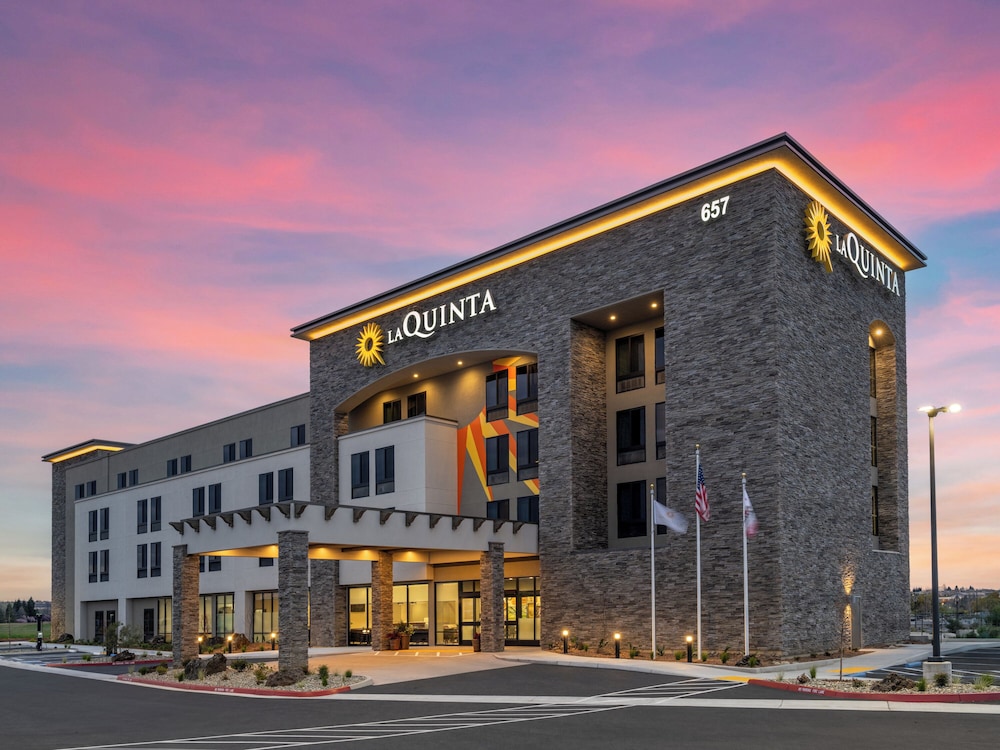 La Quinta Inn and Suites by Wyndham Lincoln 5/84