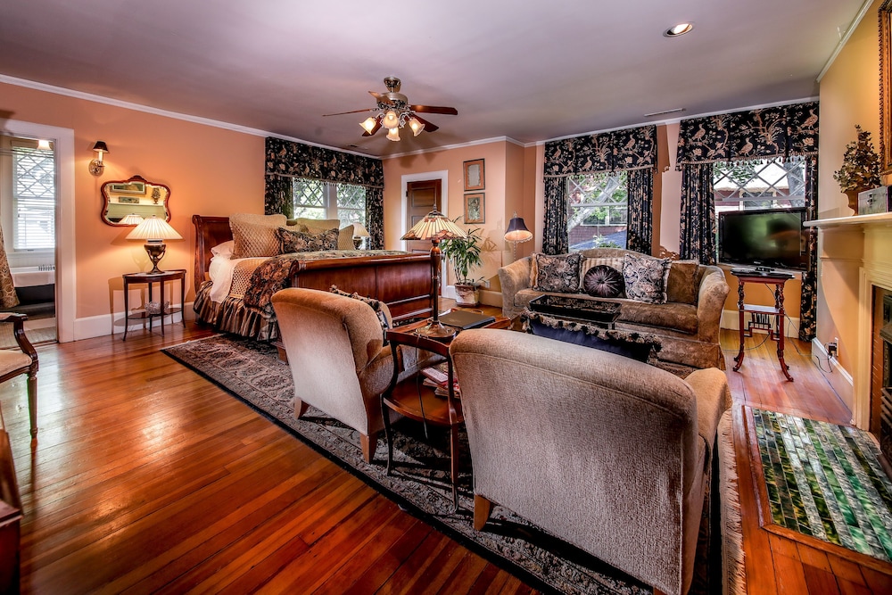 The Black Walnut B & B Inn 55/73