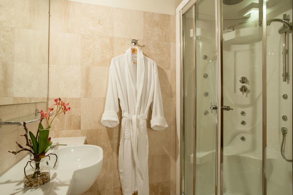 غرفة كلاسيكية بسرير كينج، Hotel Flora 5/5