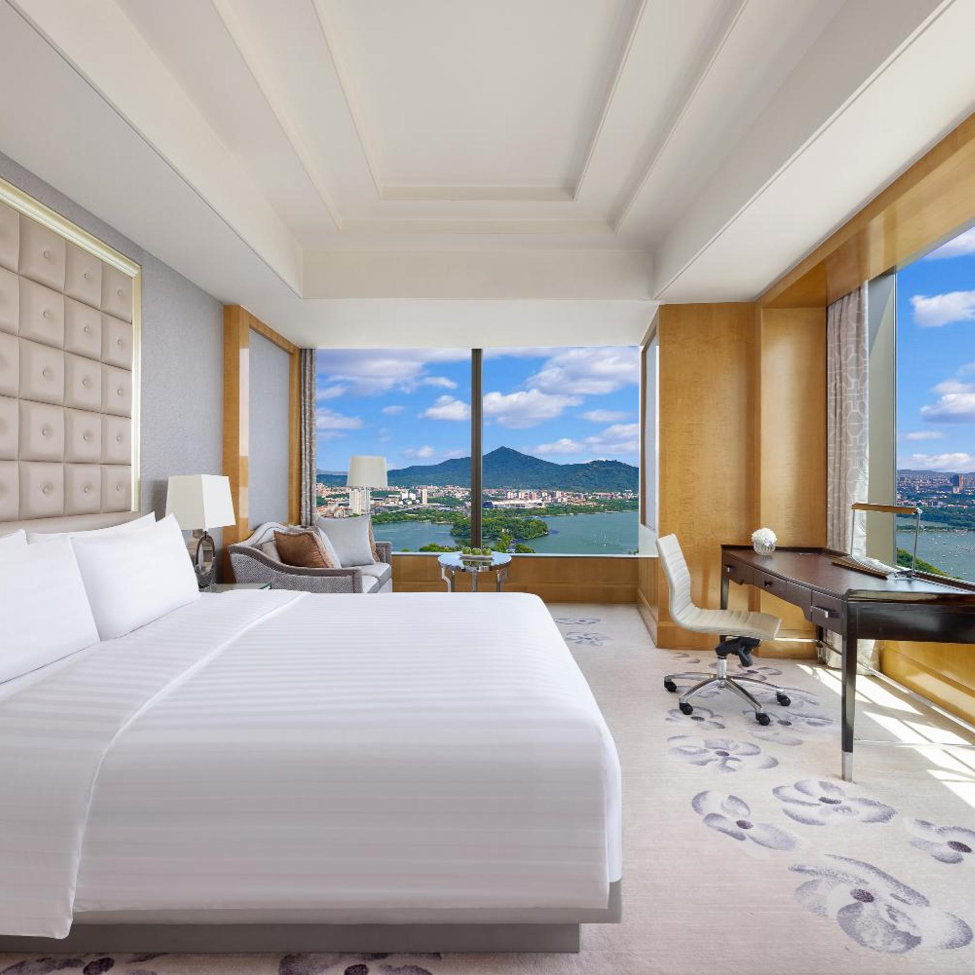 Horizon, King Bed, Lake View