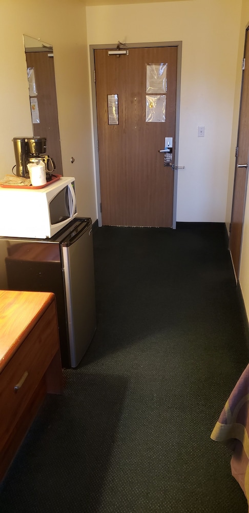 Super 8 by Wyndham Windsor 6/29