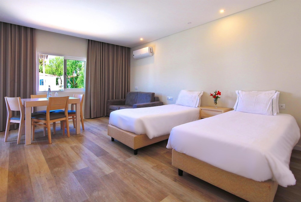 STUDIO, TWIN BEDS