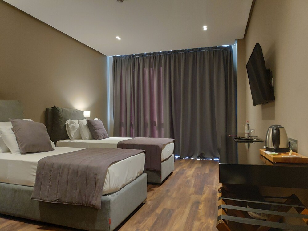 Supreme Hotel 28/72
