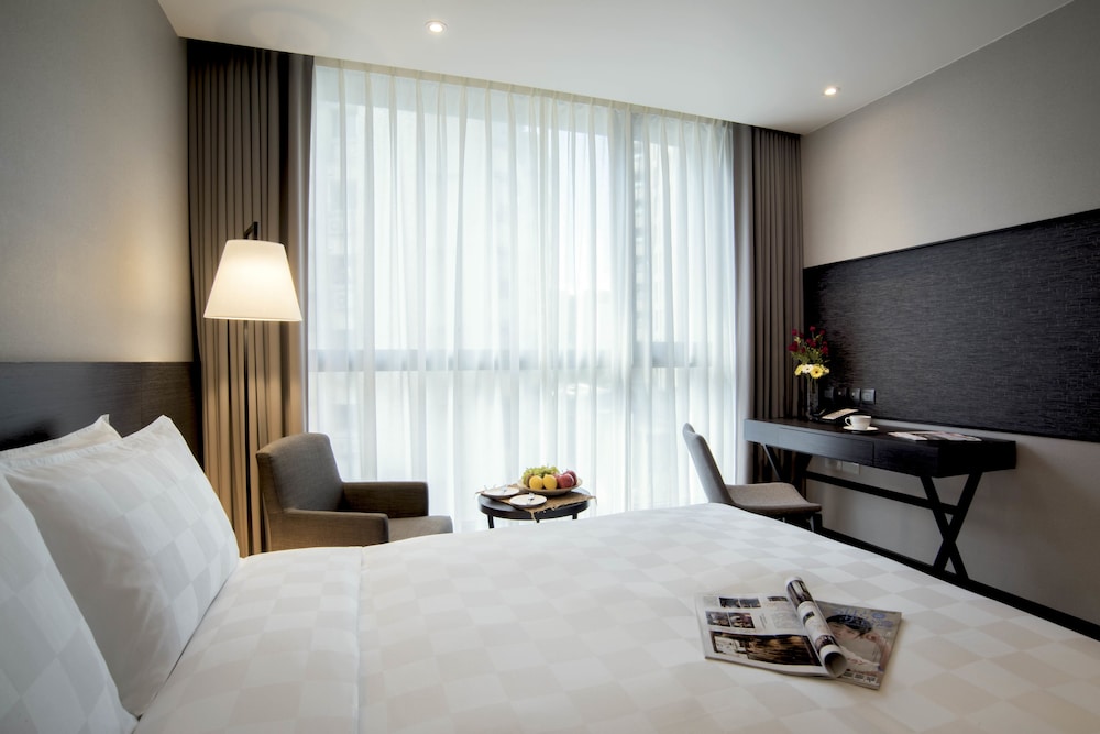 QUEEN BED, CITY VIEW