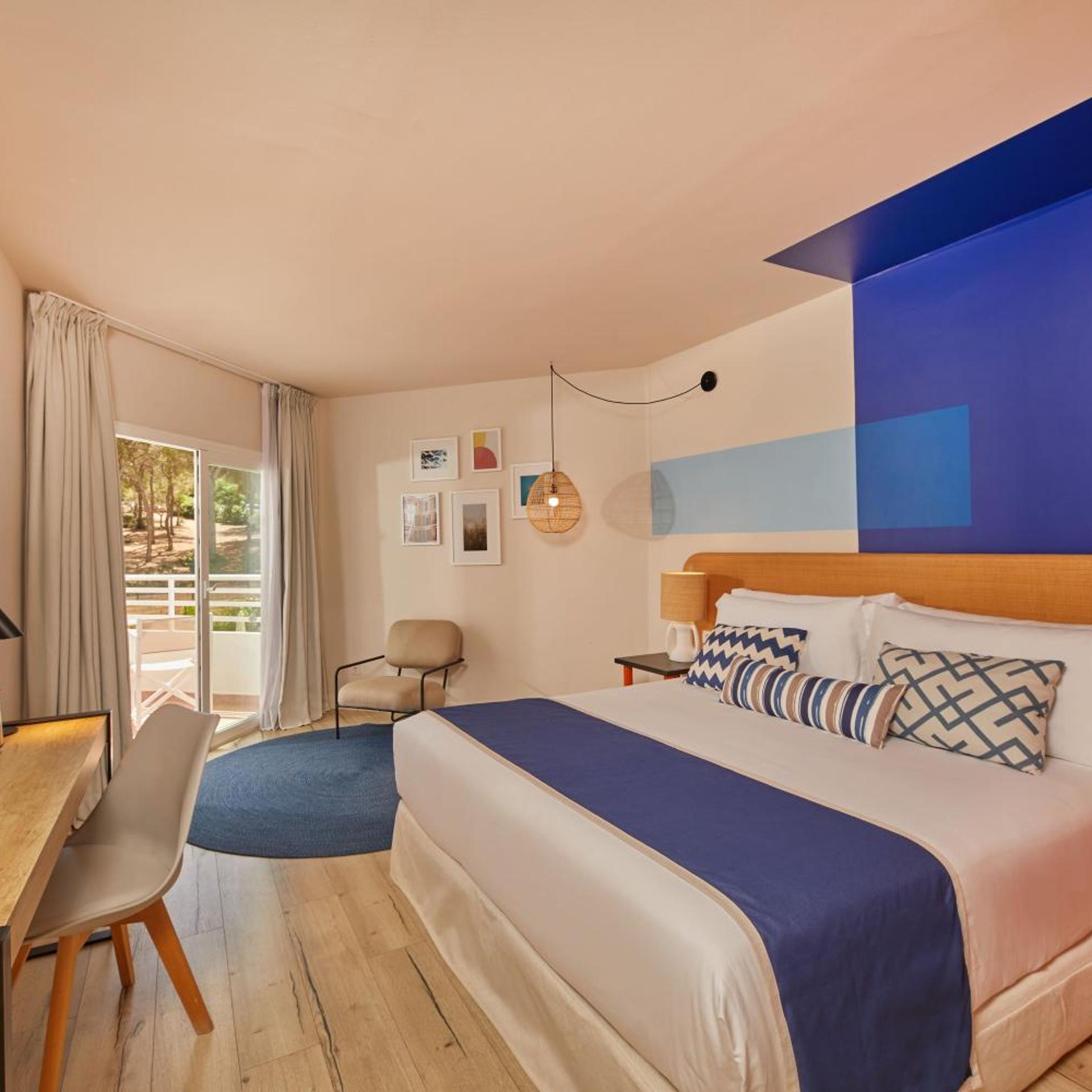 غرفة بسرير مزدوج