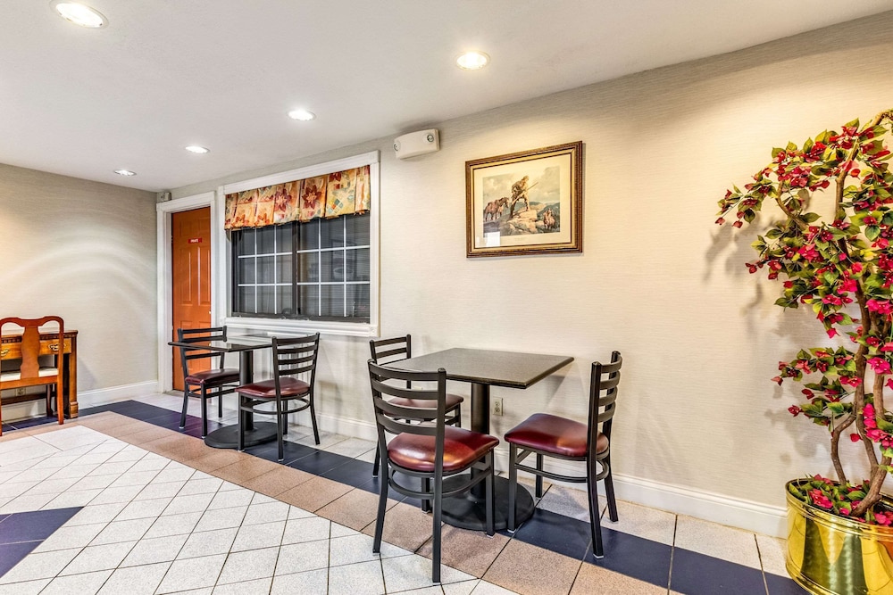 Econo Lodge Berea 25/37