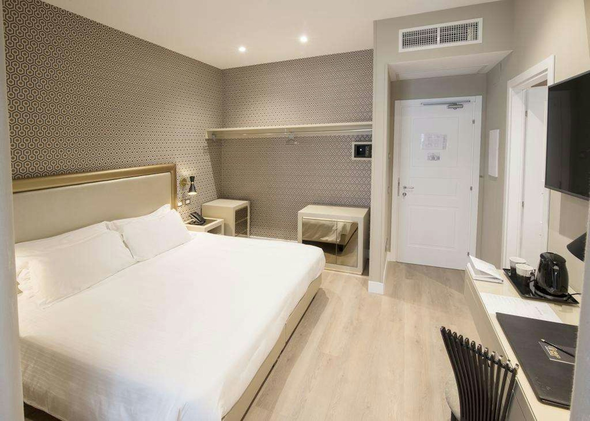 Caruso Place Boutique Wellness Suites 17/70