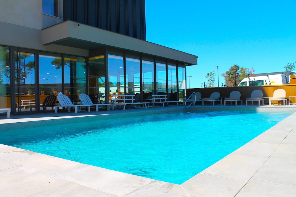 Adonis le Castellet 48/56