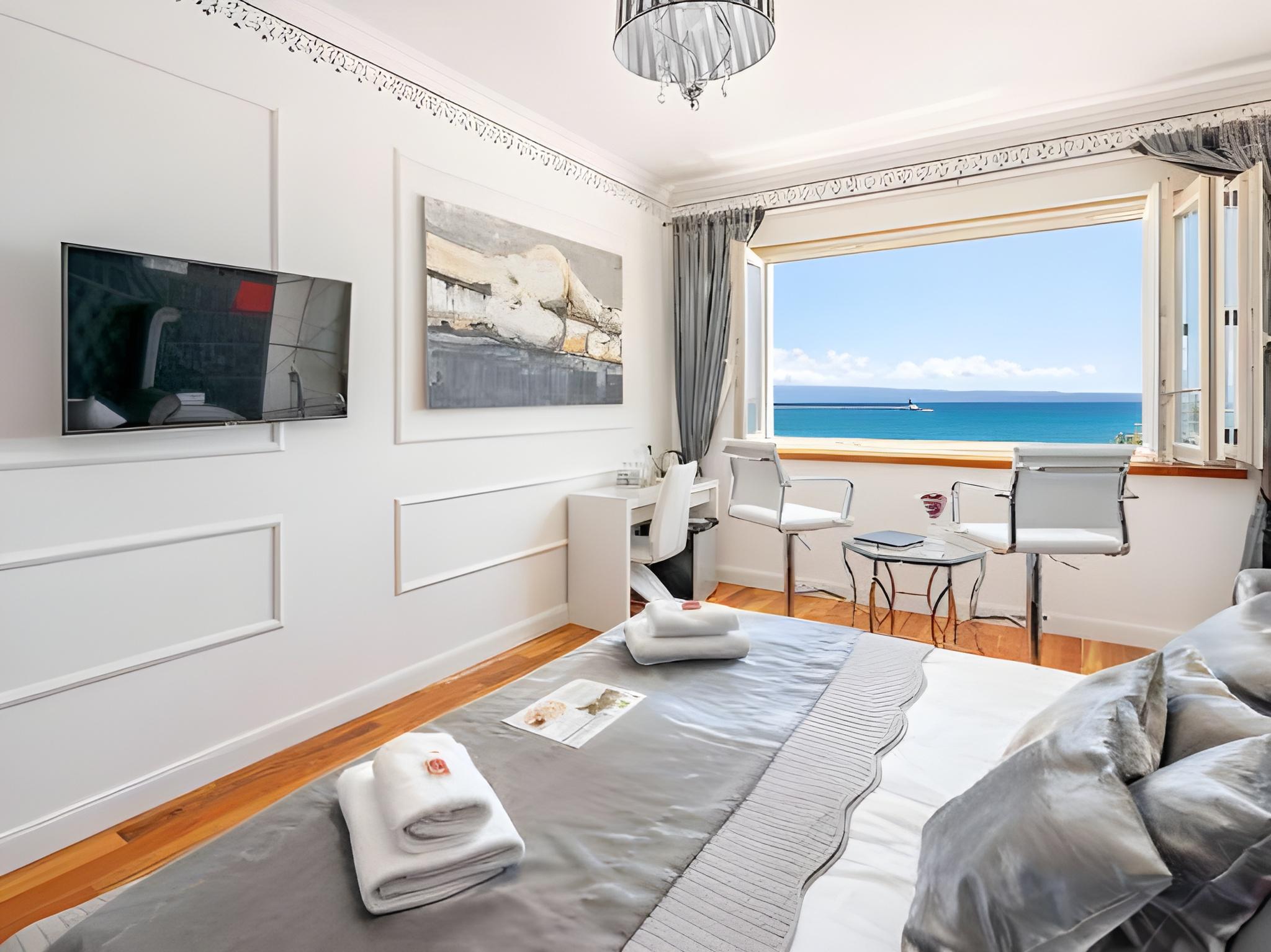 Luxury, Suite, King Bed, Sea and Promenade View, Sofa