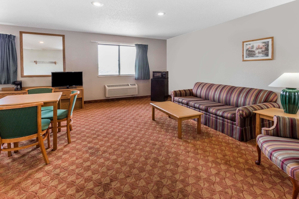 Super 8 By Wyndham St. Charles 12/16