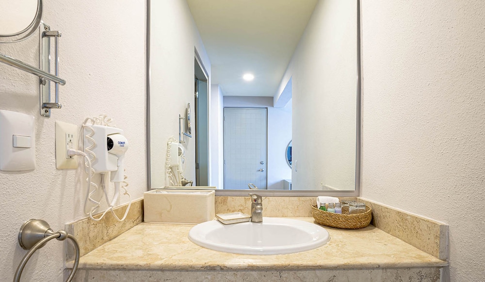 Ixchel Beach Hotel 50/50