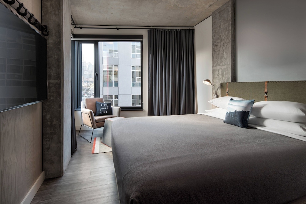 غرفة بسرير كينج في طابق مرتفع لذوي الإعاقة، Moxy Seattle Downtown 3/5