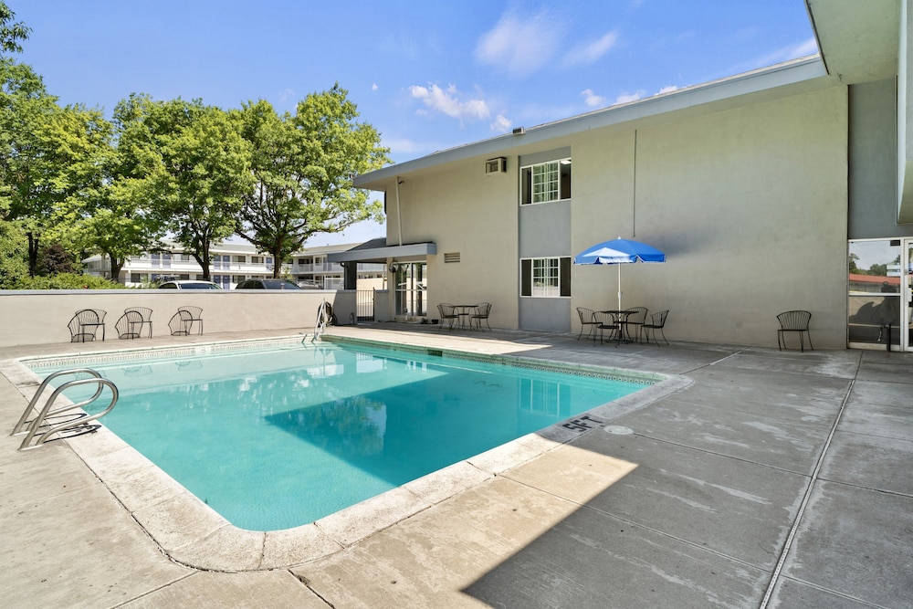 Travelers Inn Medford 5/58