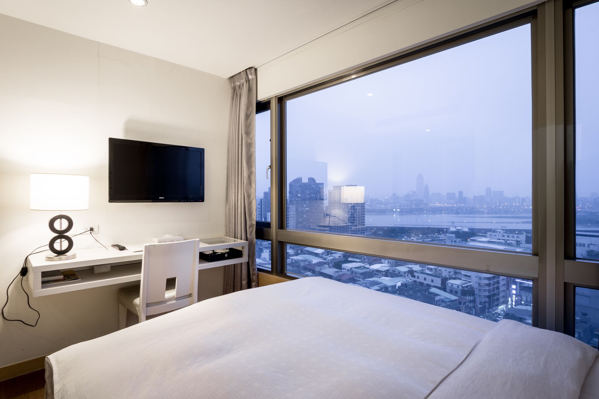 غرفة بسرير مزدوج بإطلالة على النهر، We Meet Taipei Hotel 7/10