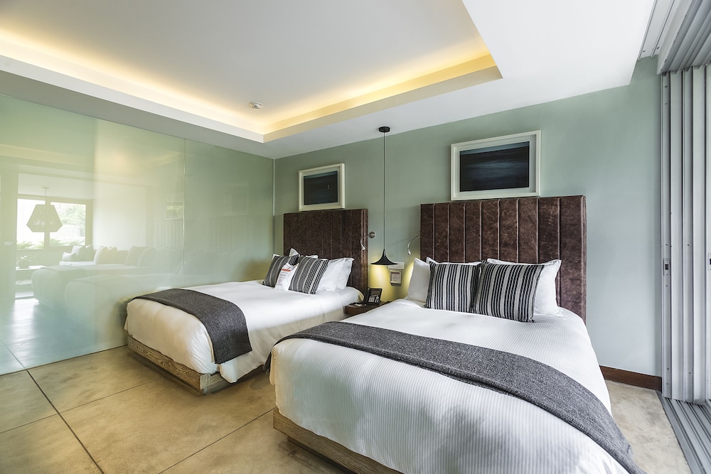 The Charlee Hotel 26/75