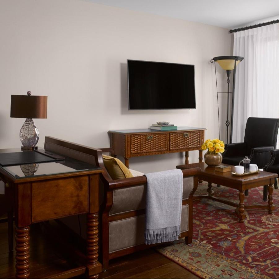 SUPERIOR, STUDIO, SUITE