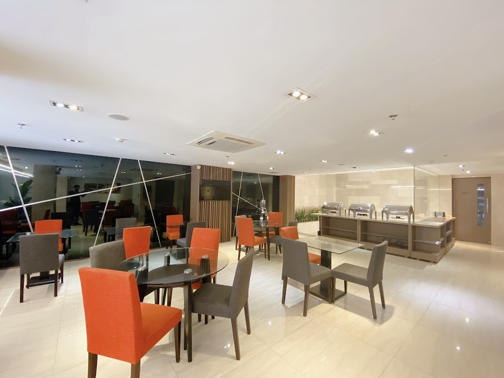 The Luxe Hotel 38/50