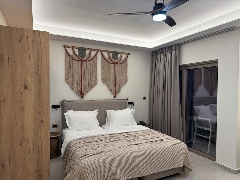غرفة تنفيذية بسرير مزدوج بإطلالة جزئية على البحر، The Noverian Antama Organic Beach Resort Chania 4/10