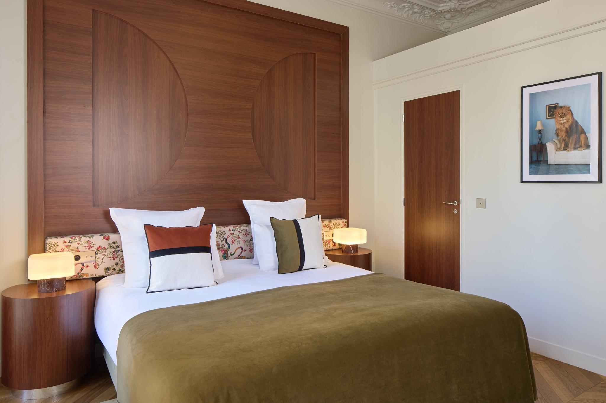 Deluxe, King and Queen Bed