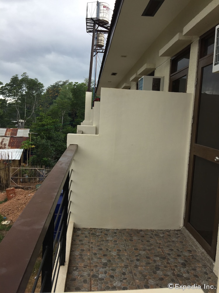 Coron Visitors Hotel 67/69