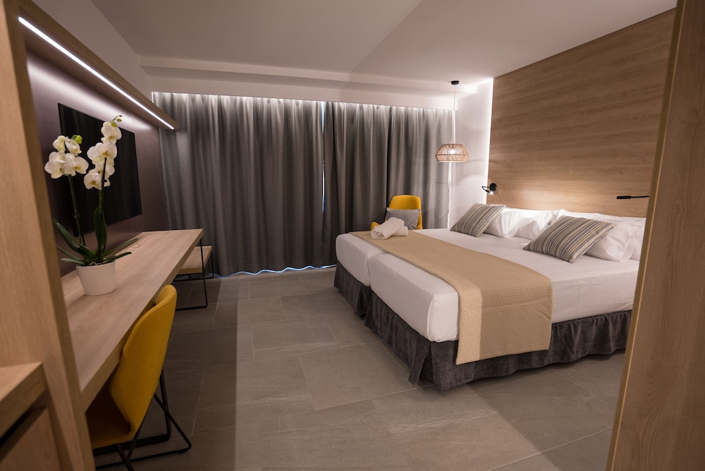 Morlans Suite Hotel Adults Only 10/51