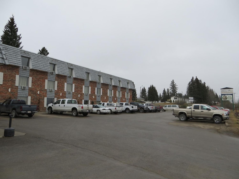 Twin Pine Inn & Suites 1/45
