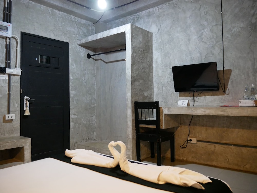 41 Studio - Adults Only 18/33