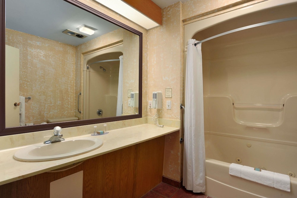 Travelodge By Wyndham Simcoe 49/50