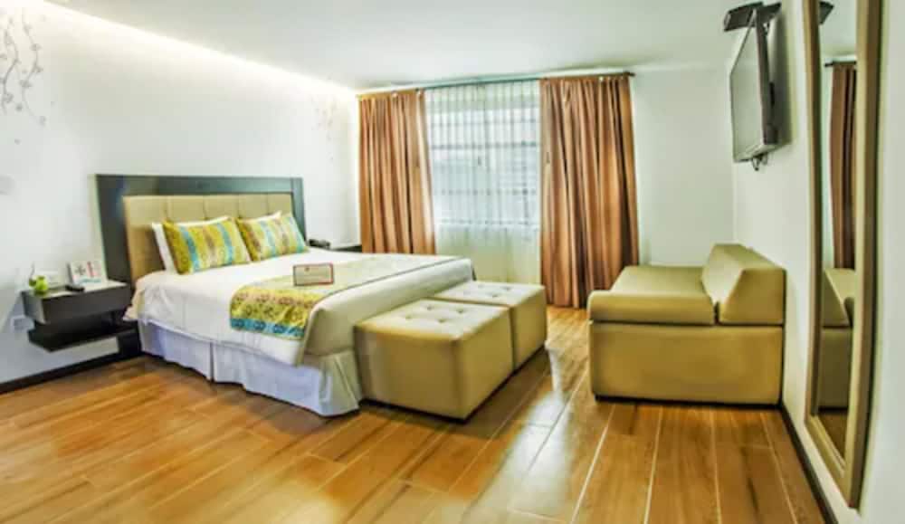 SUPERIOR, QUEEN BED