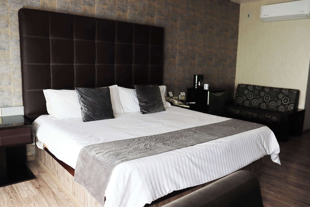 Suite, King Bed, Accessible