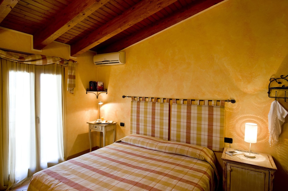 ROOM, DOUBLE BED