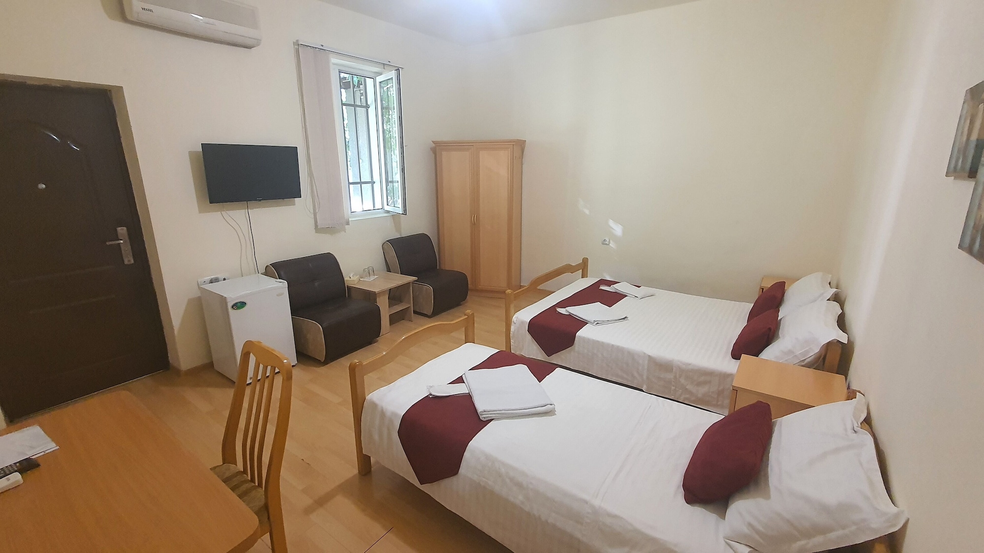 ROOM, DOUBLE OR TWIN BED