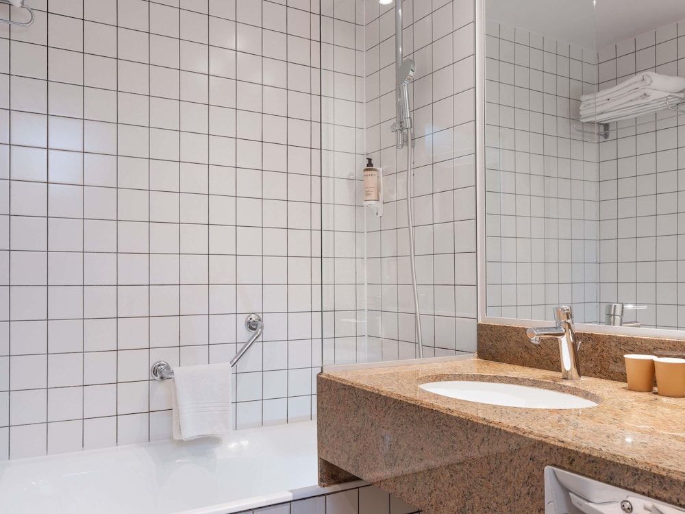 Mercure Paris La Defense 66/66