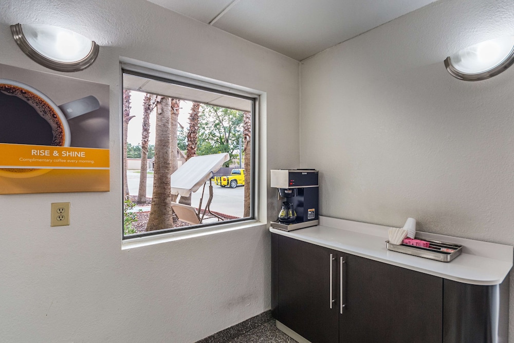 Motel6 Cleveland, TX 43/44