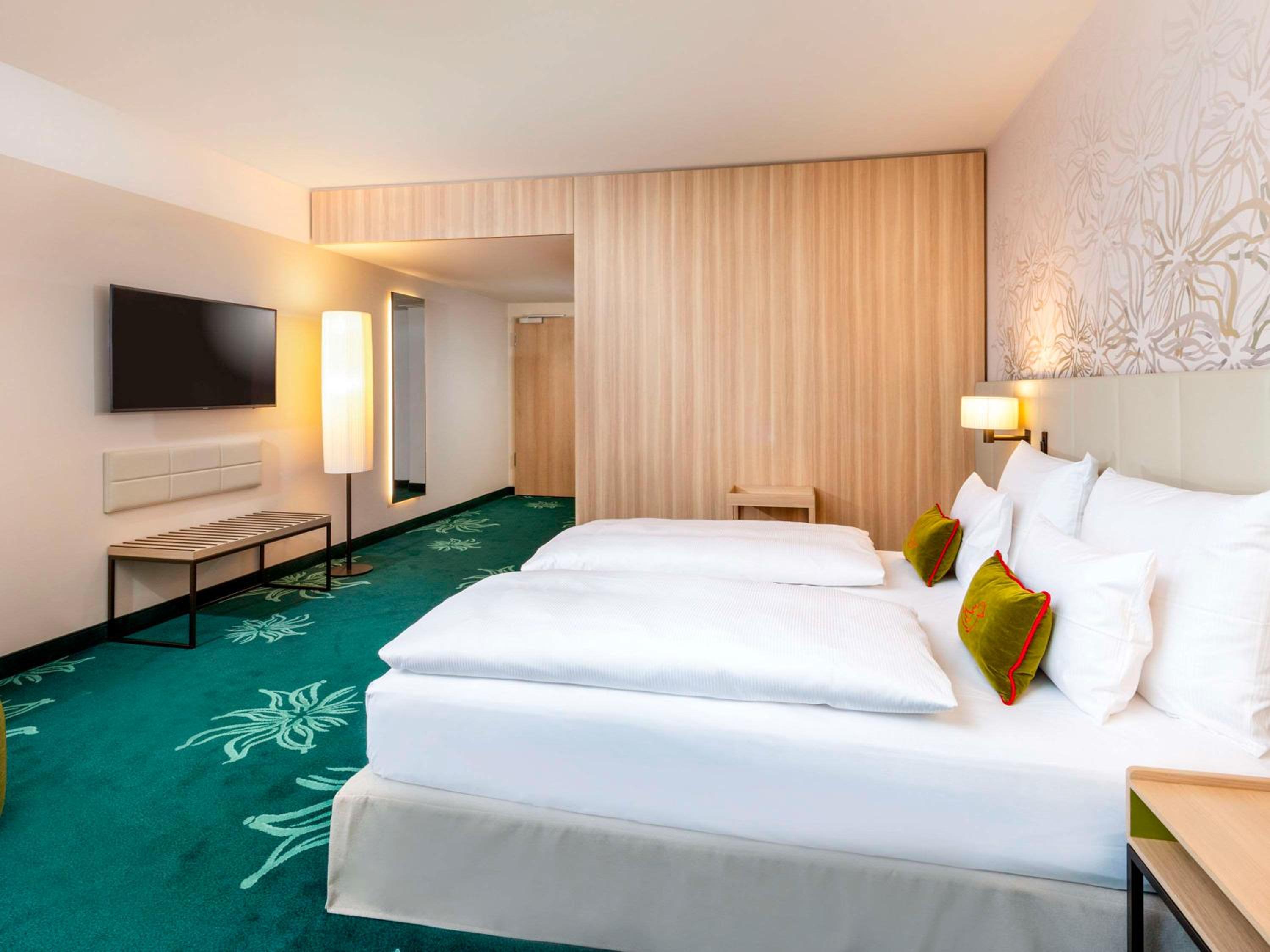 CONNECTING, FAMILY, QUEEN BED