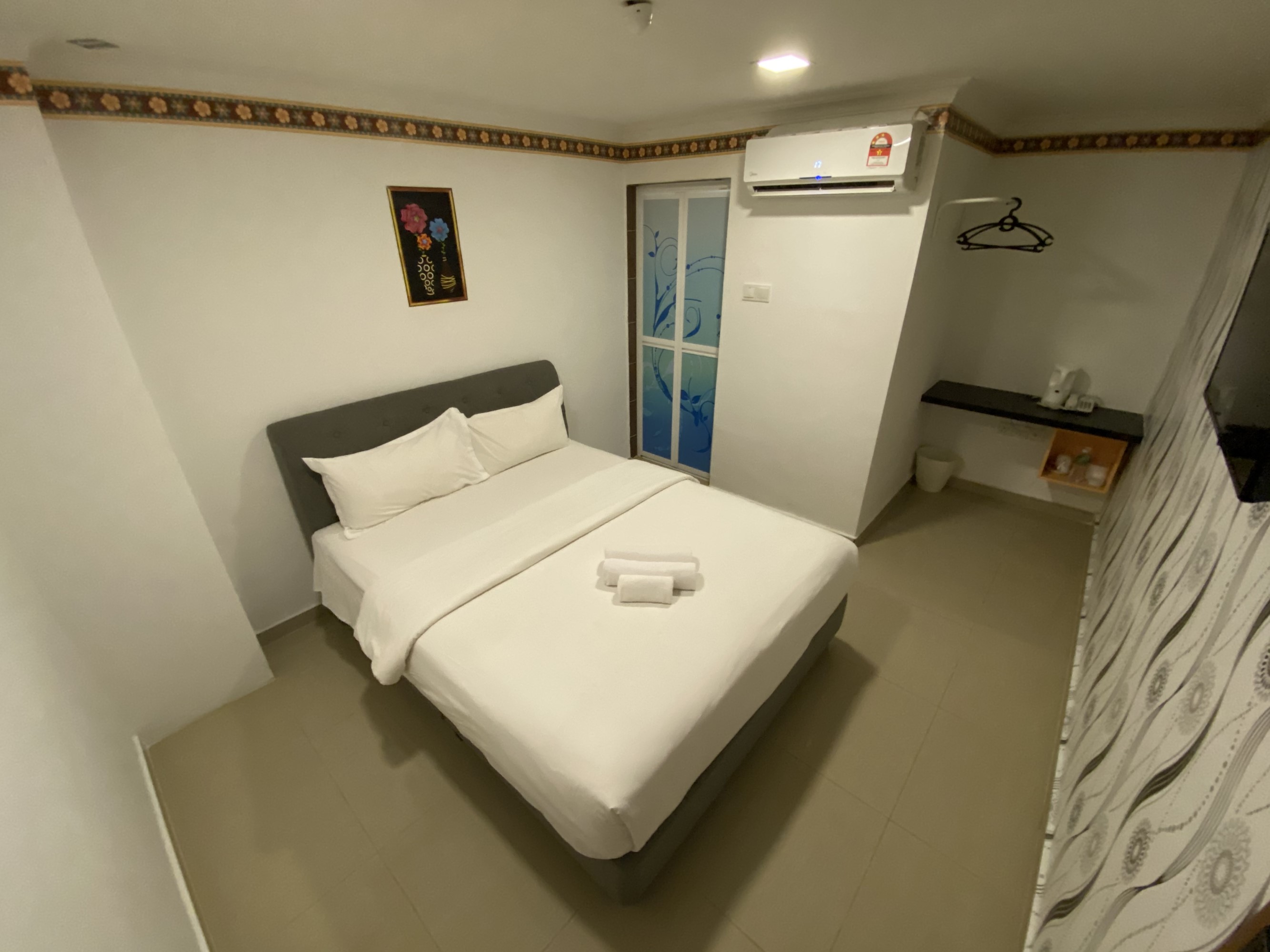 SUPERIOR, QUEEN BED