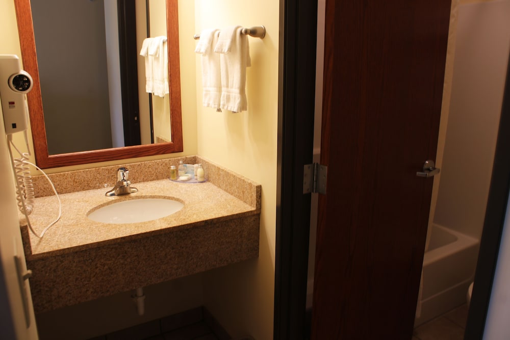 Edgewood Hotel and Suites 23/27