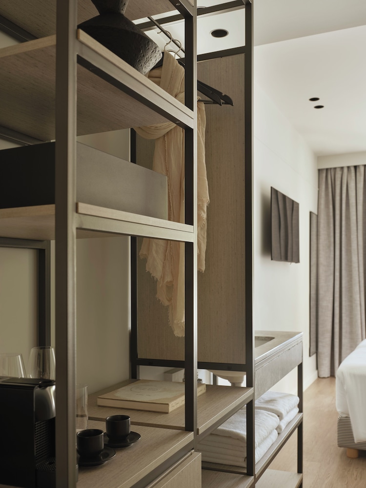 Lithos Hotel 45/46