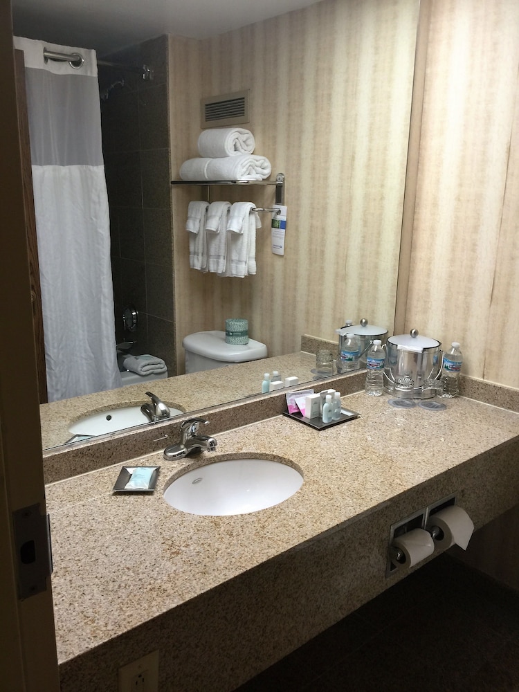 Wyndham Indianapolis Airport 71/72