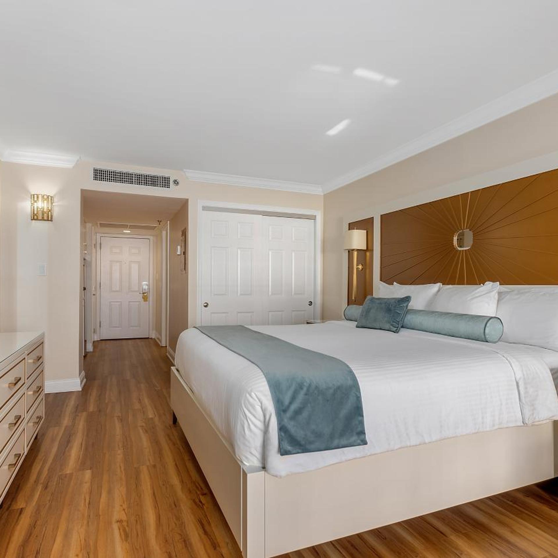 Premium, King Bed, Lateral Side Ocean View