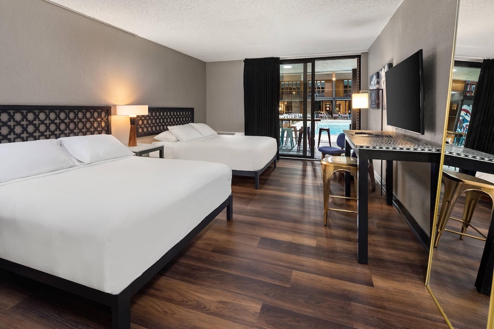 The Highlander Hotel Iowa City, an Ascend Collection Hotel 24/58