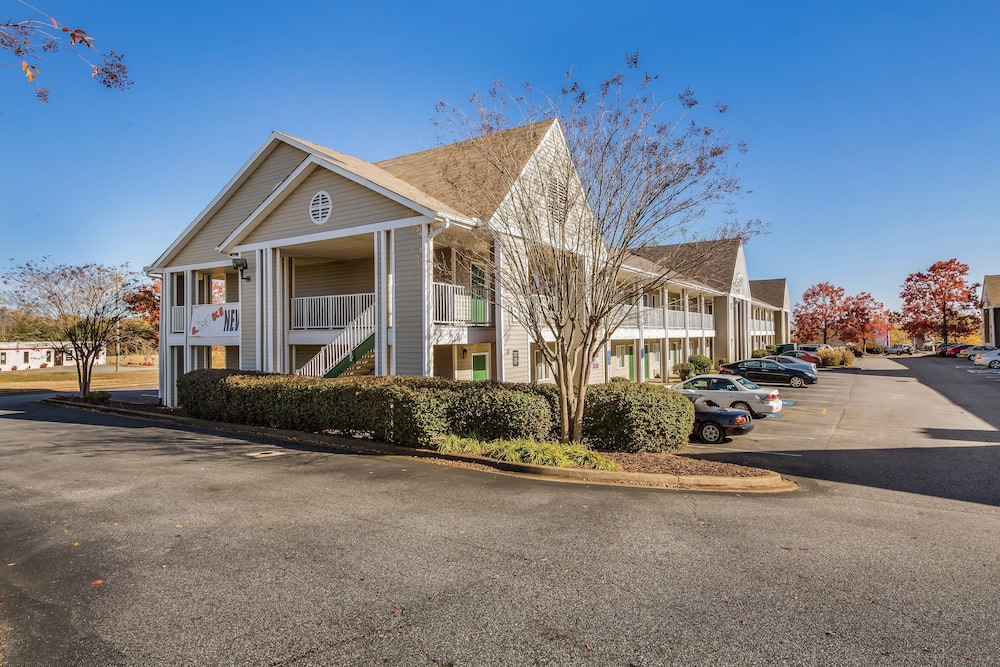 HomeTowne Studios by Red Roof Spartanburg - Asheville Highway 11/37
