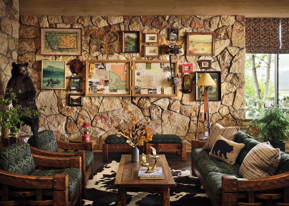 Field & Stream Lodge Bozeman 35/53